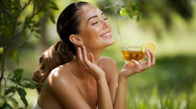 Teint doré sans risque : découvrez l'autobronzant au thé et citron